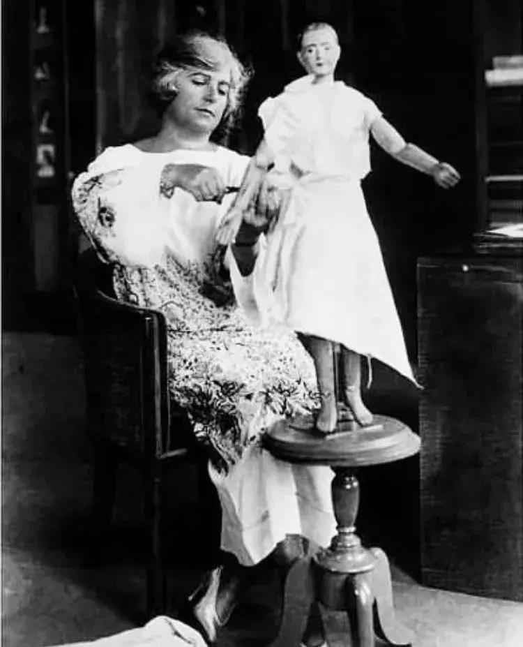 她守着时尚界一个大秘密,直到去世的20多年后才被世人知晓