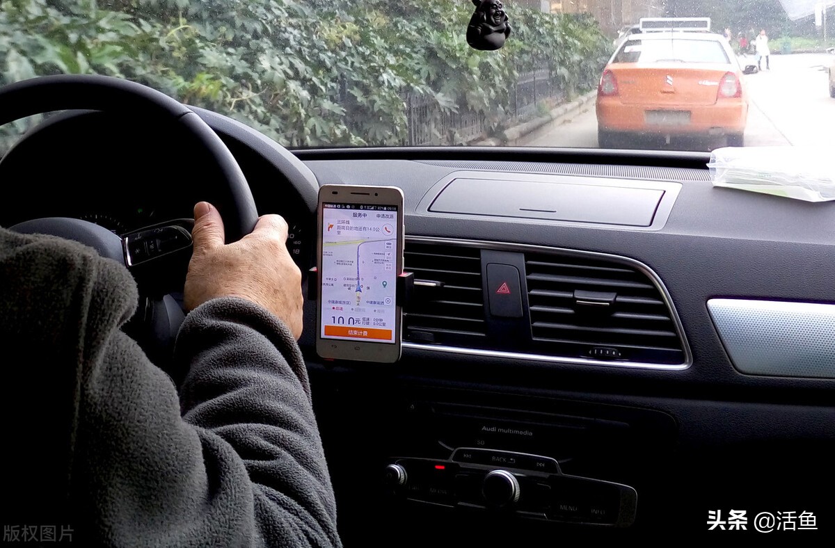 我给一女子当代驾3年，她每月给我4000元，女子：是你前妻安排的