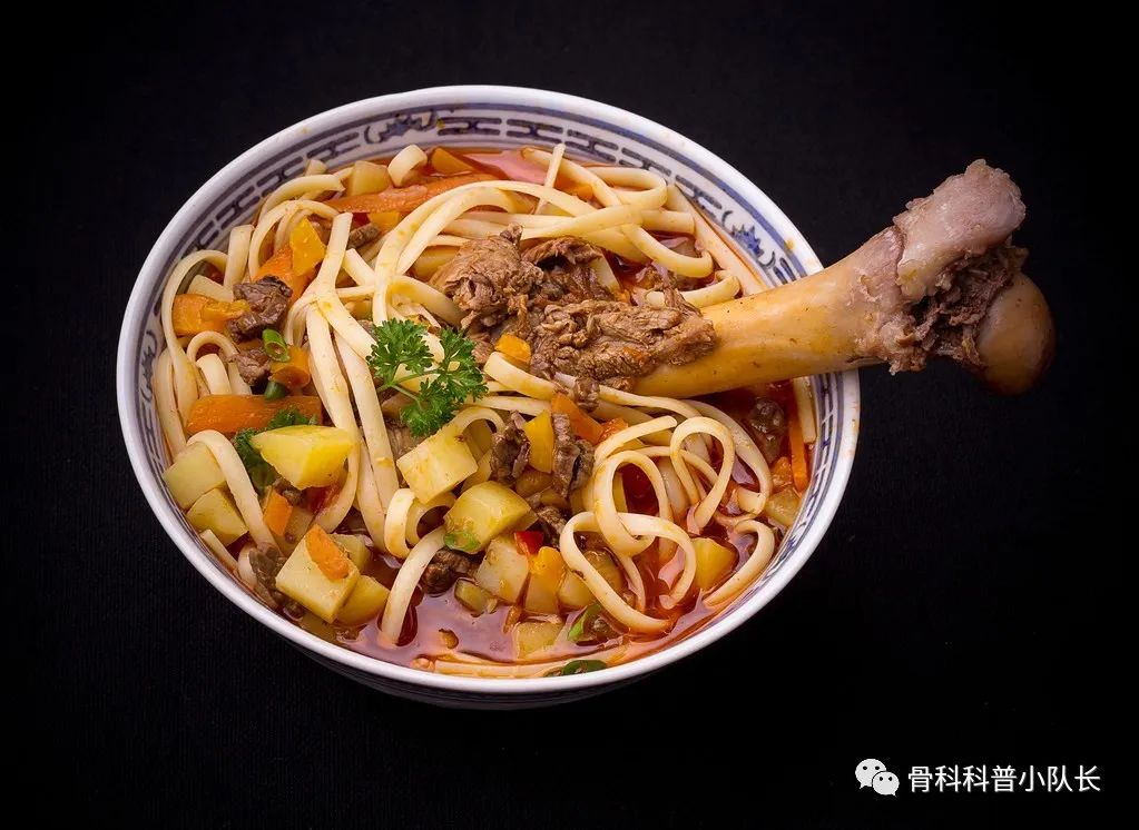 刚崴脚是要冷敷还是热敷,崴脚后24小时内是热敷还是冷敷