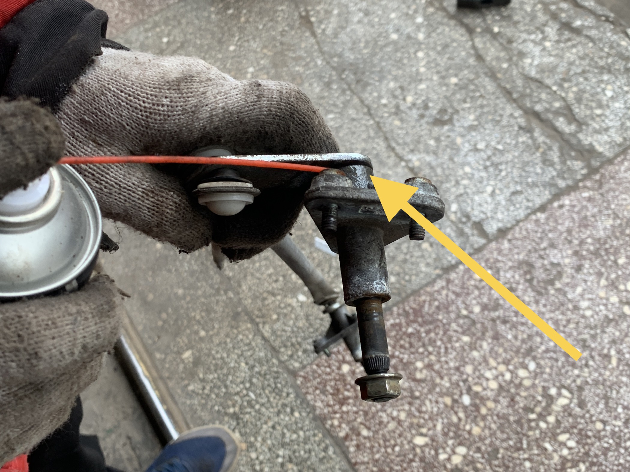 汽车雨刷器卡住了,雨刷臂压不住玻璃