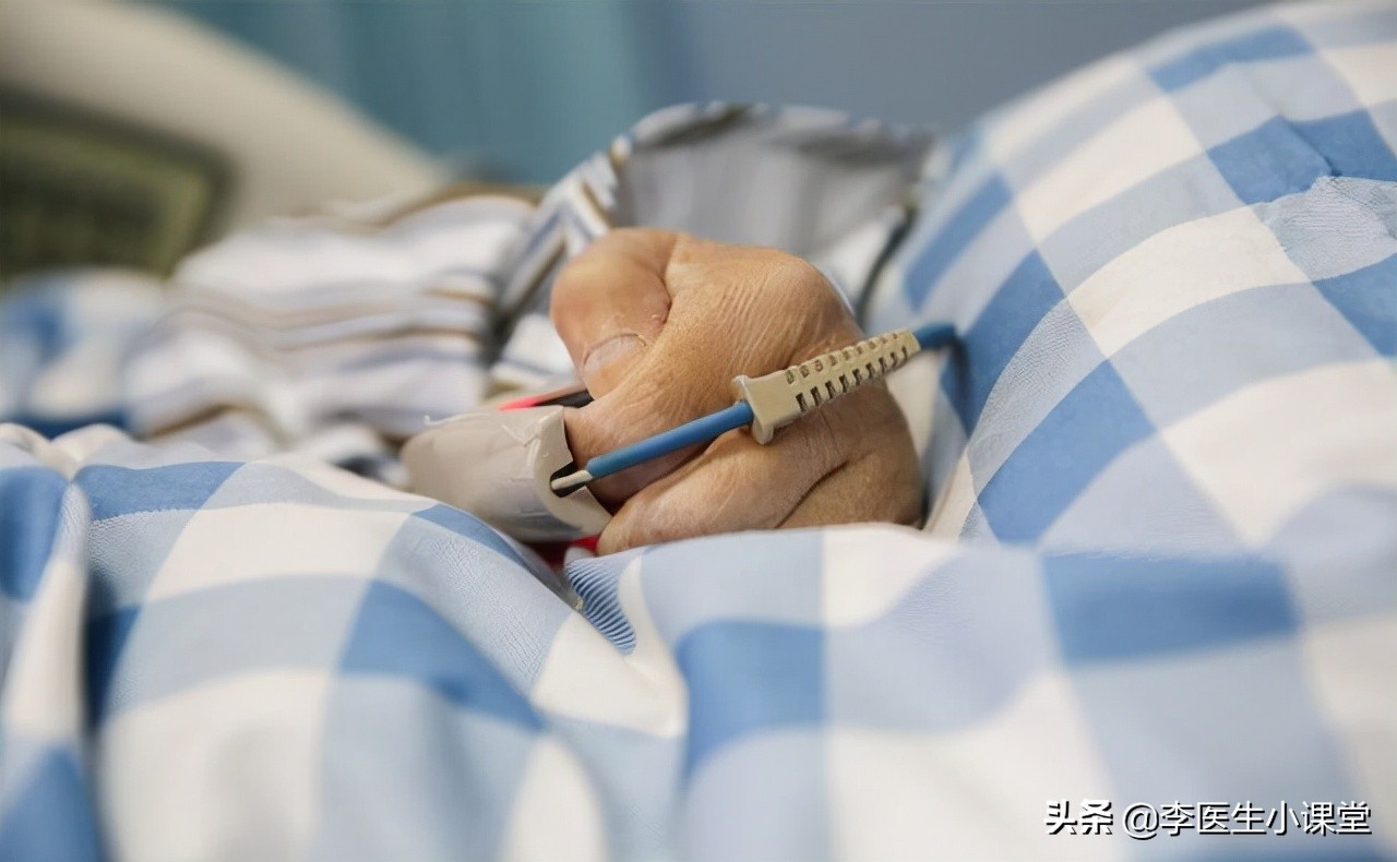 家人突发脑出血咋办？医生教你几个家庭急救办法，关键时候能救命