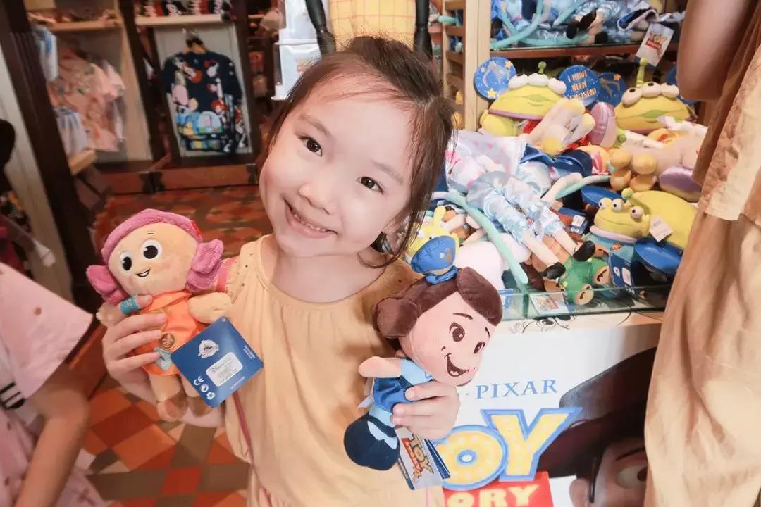 让全家人流连忘返的香港迪士尼，到底有什么魔力？