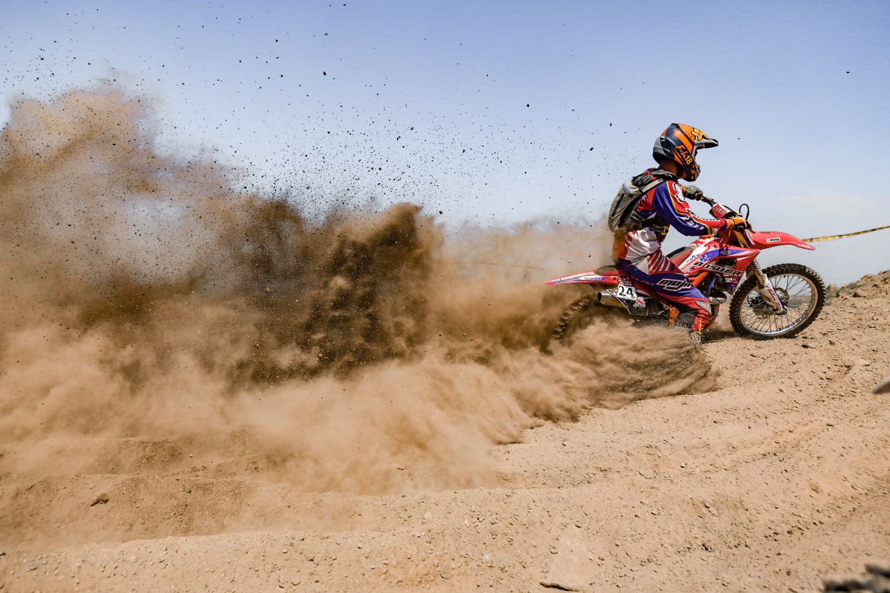 百位摩托车手挑战矿山百年矿坑迎来“3D时代”