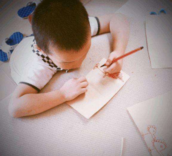 左撇子有什么好处和坏处,孩子是左撇子需要刻意改吗