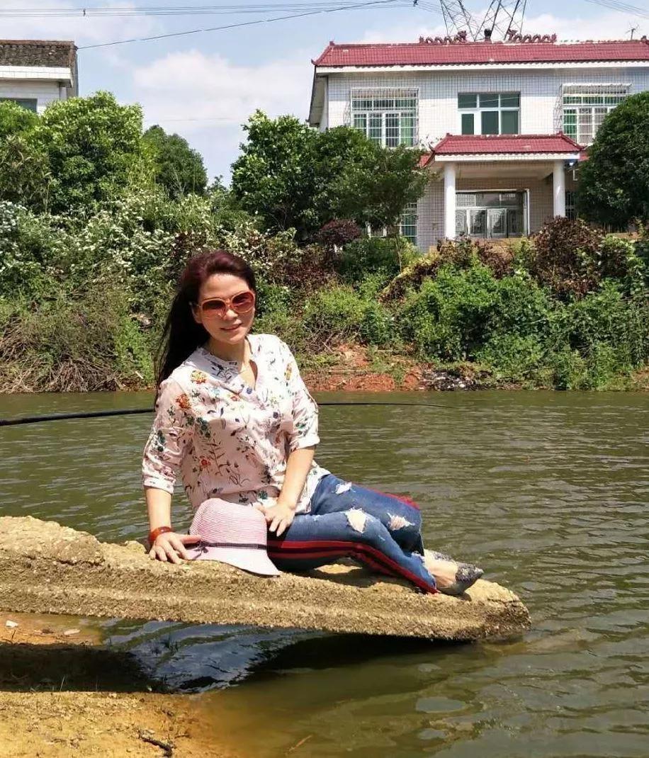 大妈旅游照专用动作,中国大妈外出旅游标准动作