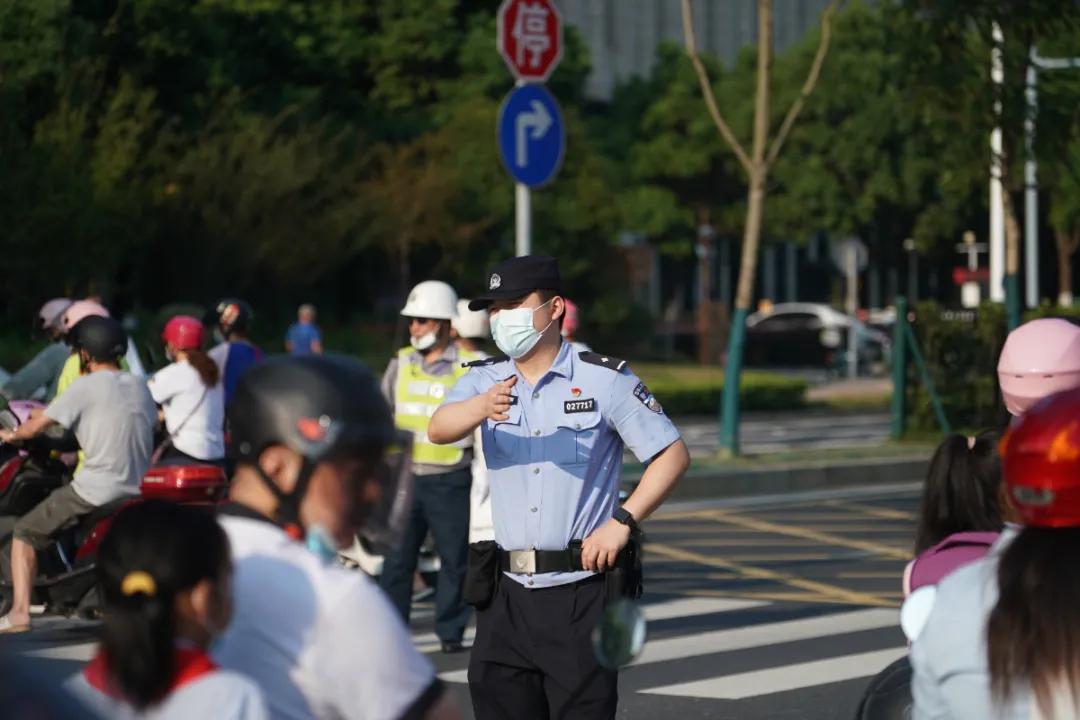 【我为群众办实事】开学“大片”，他们怎会缺席！