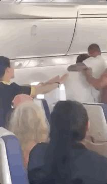 酷航飞新加坡迫降,万米高空飞机垂直坠落