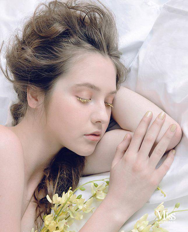 很多品牌推出各种颜色的睫毛膏,却孤零零地躺在专柜里无人问津