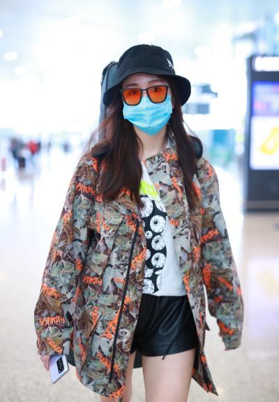 娄艺潇身穿红色短裙大秀,娄艺潇紧身裤穿搭