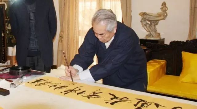 你如何看待范曾的这种书法用笔,范曾书法千里之行始于足下