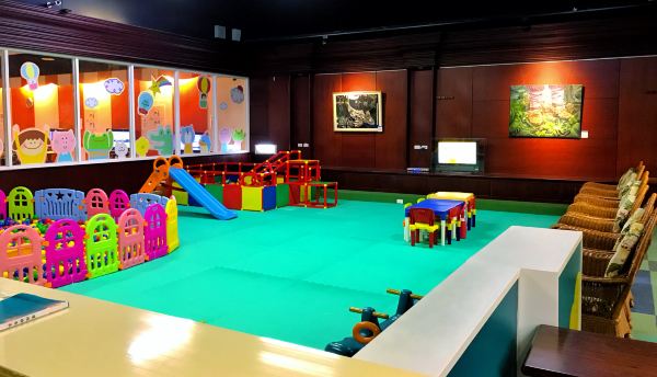 这家酒店有全台唯一「乌龙院主题房」，还能在馆内开赛车