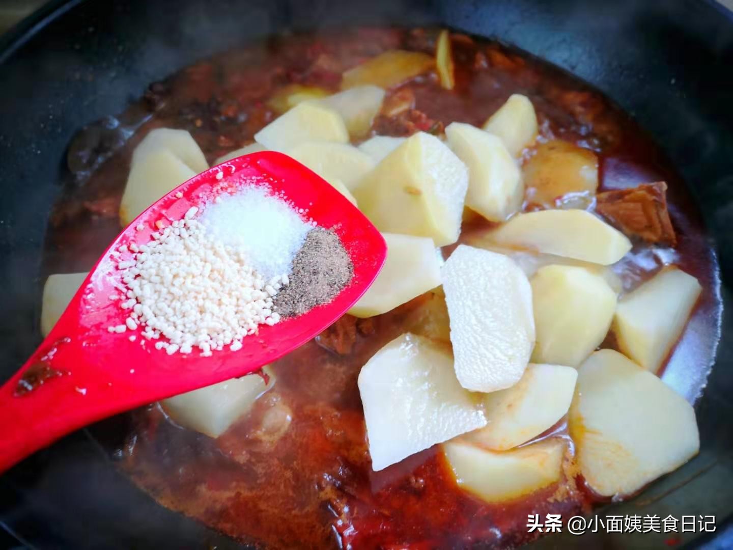 过年了,教你做一道土豆烧鸡的做法,味道不输大盘鸡,做法超简单