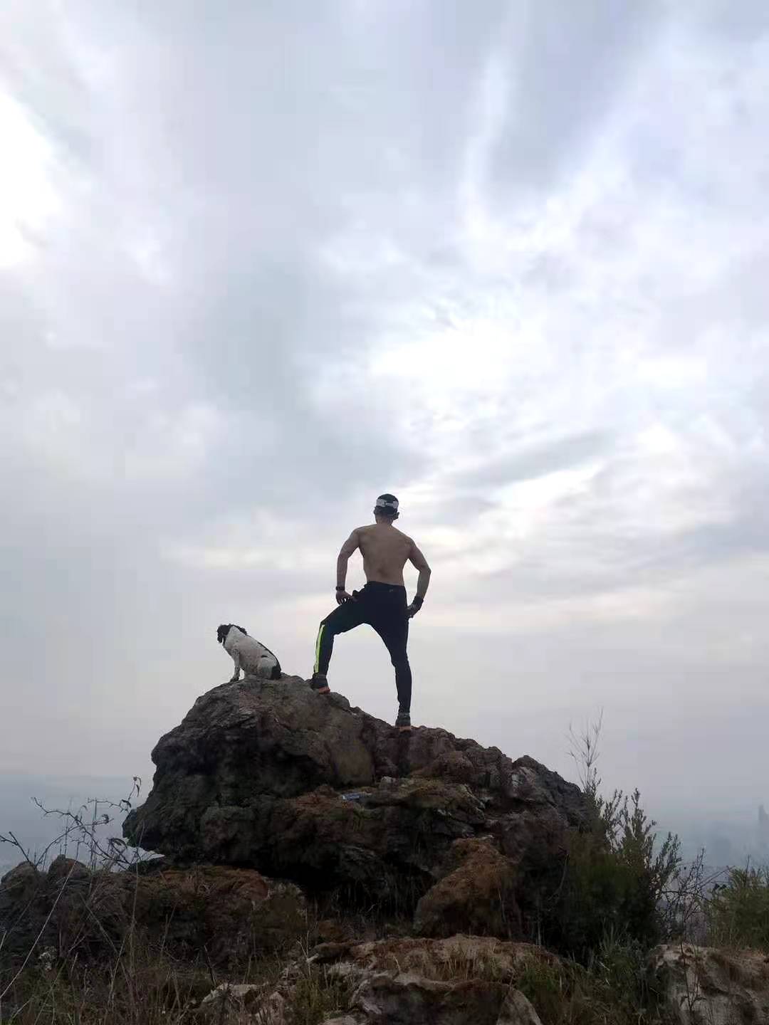 甘肃越野赛遇难者双龙：发誓完成国内百公里赛事，计划去美国参赛，“不管明天是否下雨，赶在天亮前出发”