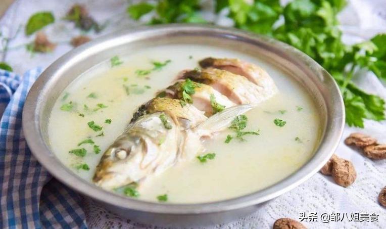 炖鱼汤，做好5个重要步骤，出锅后汤白味道香，不发黑没腥味