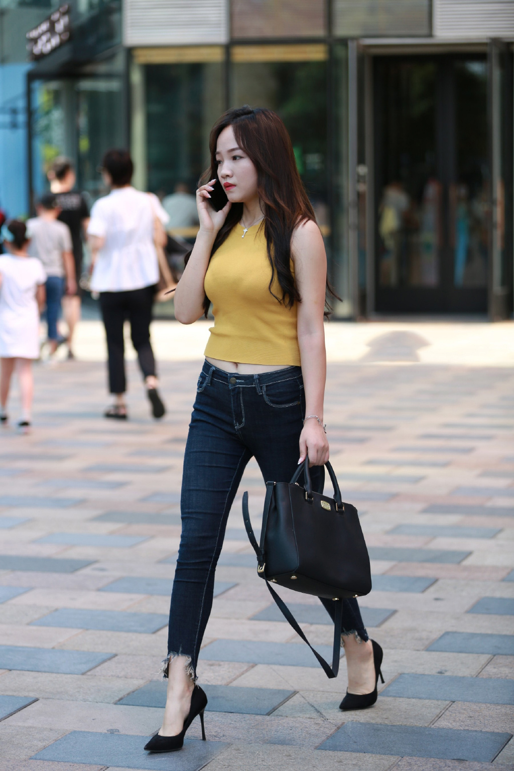 休闲简约显瘦针织衫,蓝色针织衫配牛仔裤走复古风