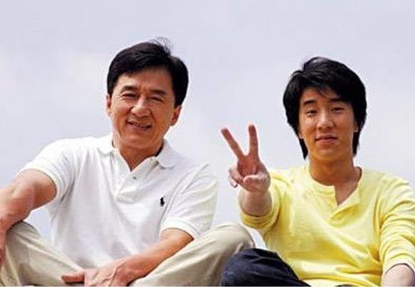 成龙带房祖名拍戏,成龙房祖名近照