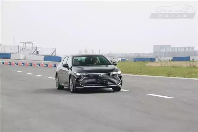 试驾丰田亚洲龙混动旗舰版,丰田亚洲龙对比雷克萨斯es试驾