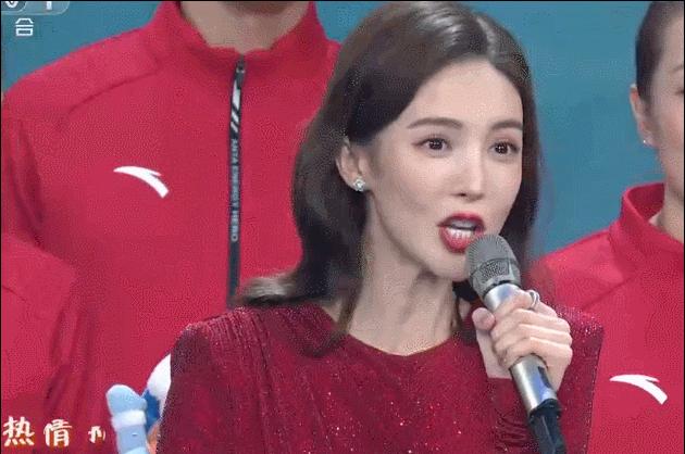 春晚造型不服不行！38岁佟丽娅，35岁杨幂，一身中国红都绝了