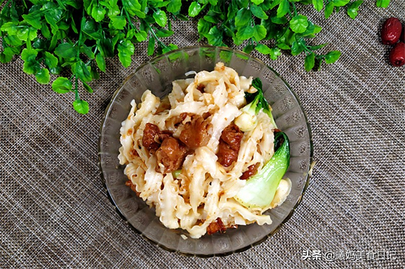 烧烤干炒面家常做法,天热了吃烧烤完整版