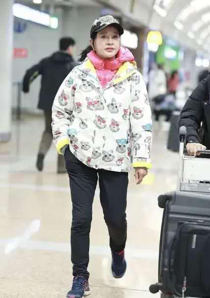 刘晓庆早年照曝光一袭红裙风,刘晓庆装嫩原视频