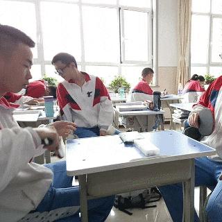 搞笑gif开心一刻不按常理出牌,搞笑gif趣图哥们别拍马屁很危险的