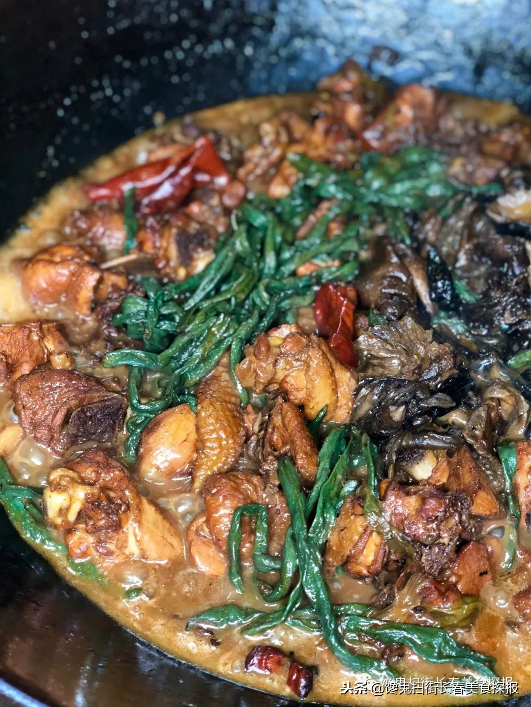 南湖别墅区藏个旧屯子，铁锅炖鱼天天爆满据说空姐都吃胖了！