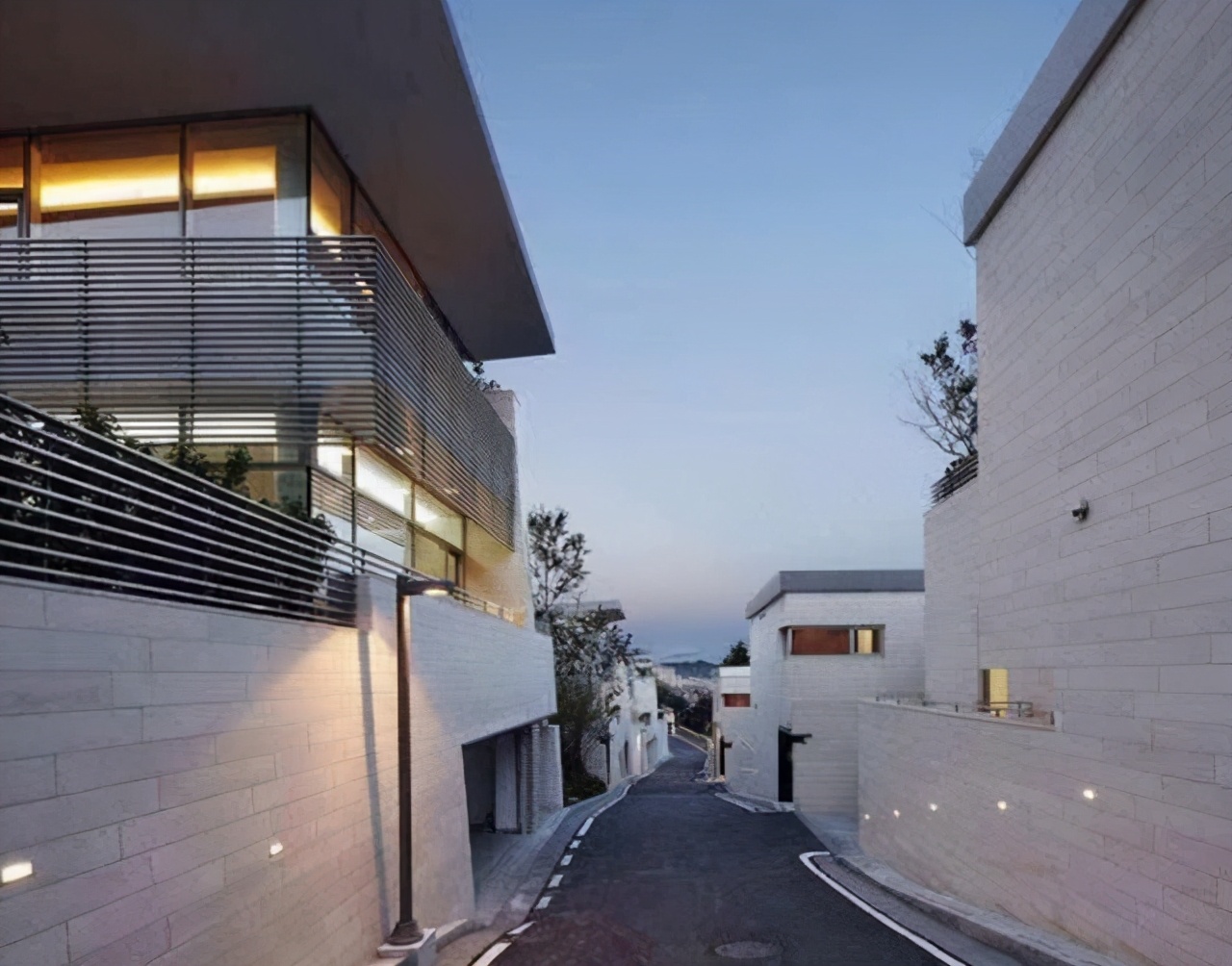 宋慧乔在韩国的森林别墅，连屋顶都种满了植物，仿佛住在深山野林