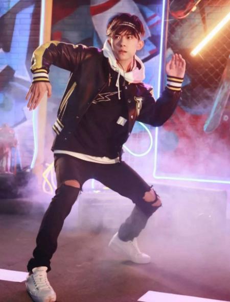 易烊千玺舞蹈功底,易烊千玺舞蹈实力如何