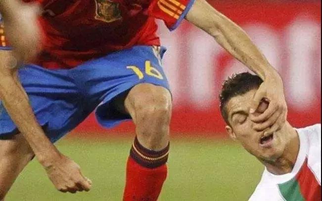 足球场上的搞笑乌龙球,足球场上的搞笑错位