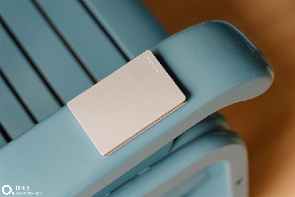 东芝移动硬盘slim和新小黑哪个好,东芝slim移动硬盘
