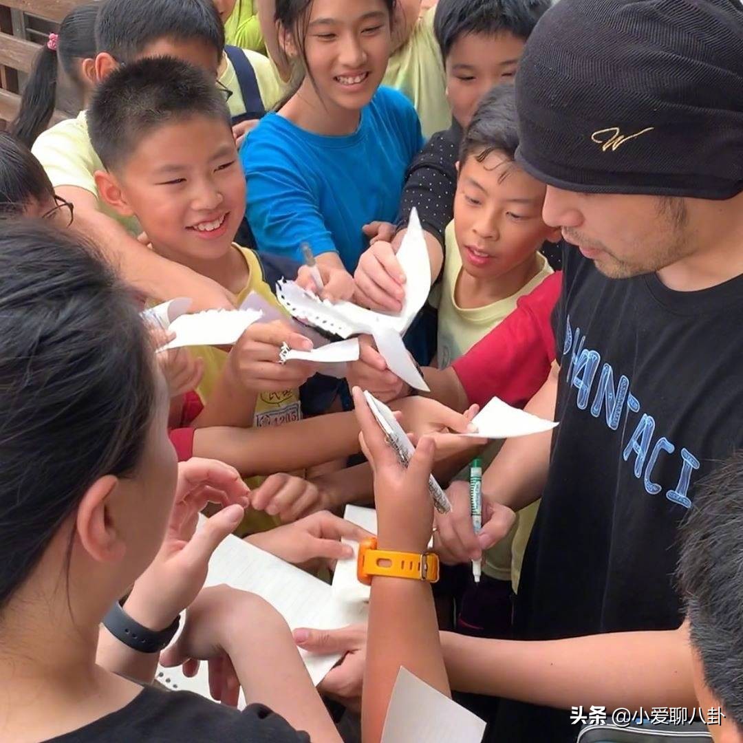 杰伦帮粉丝遛狗,请粉丝小学生吃饭