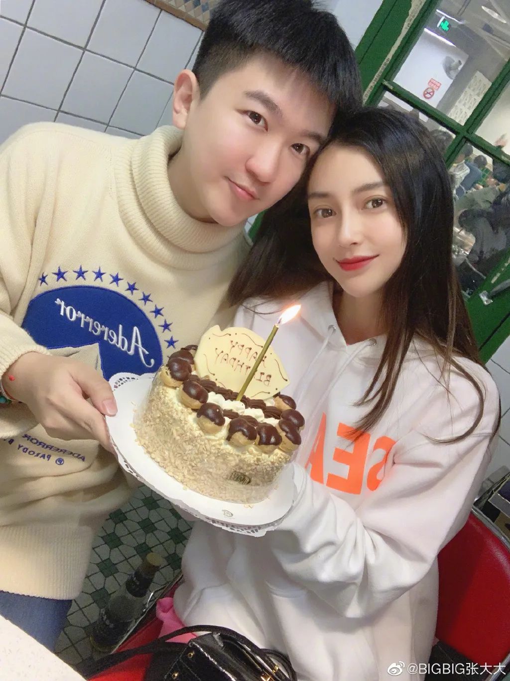 连她都要镶边合影的聚会，来头这么大？