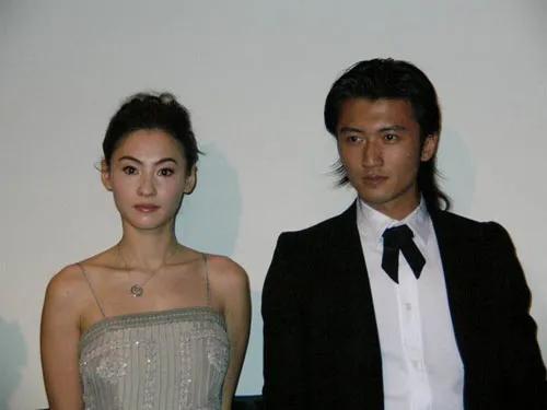 王菲谢霆锋22年前牵手照,王菲谢霆锋时隔23年牵手现身机场