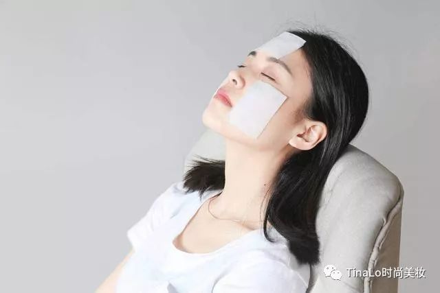 化妆水是用手擦好还是用化妆棉好,化妆水的正确使用方法