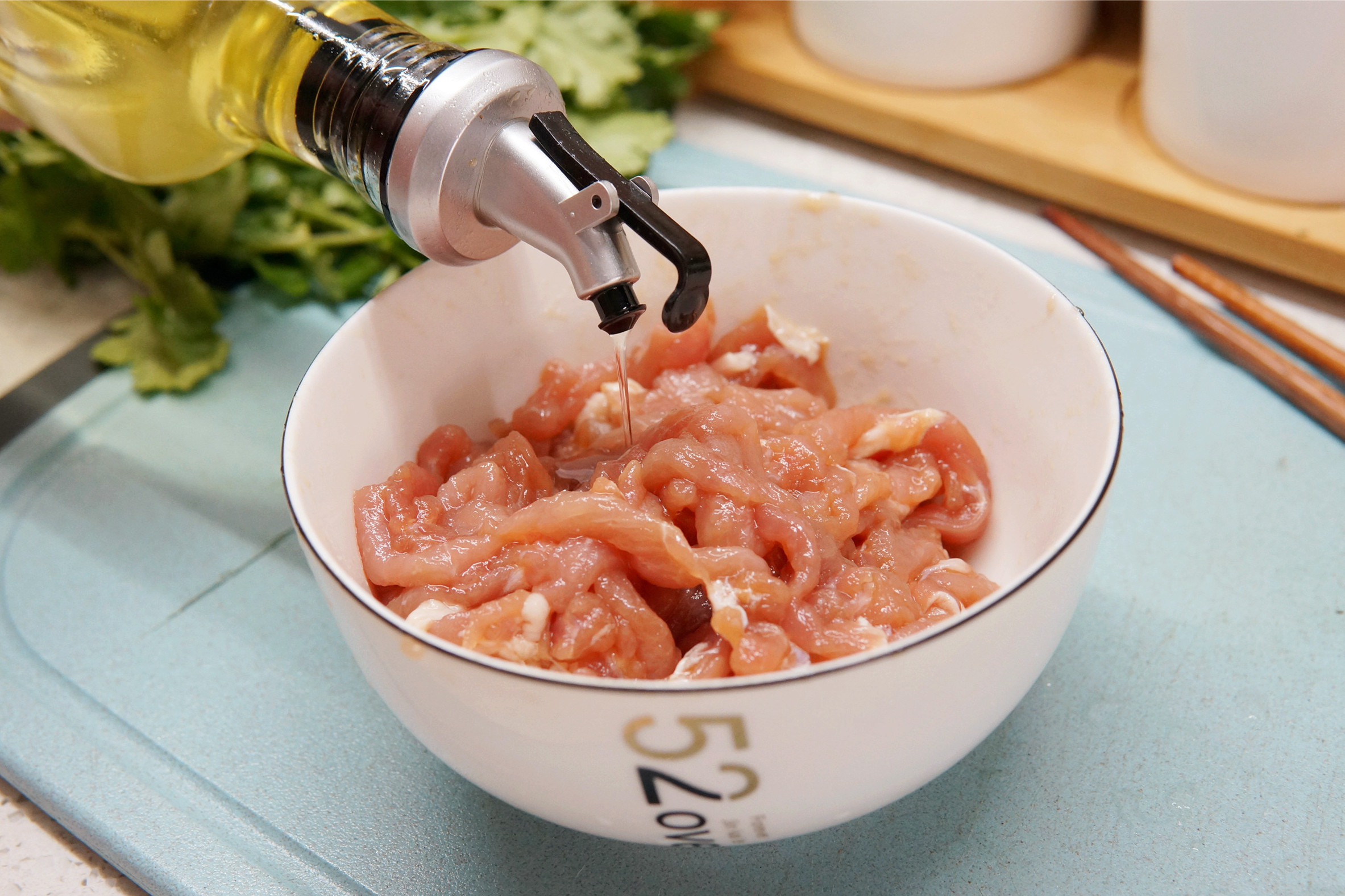 为什么饭店炒的猪肉又嫩又好吃,为什么饭店的炒牛肉都那么嫩