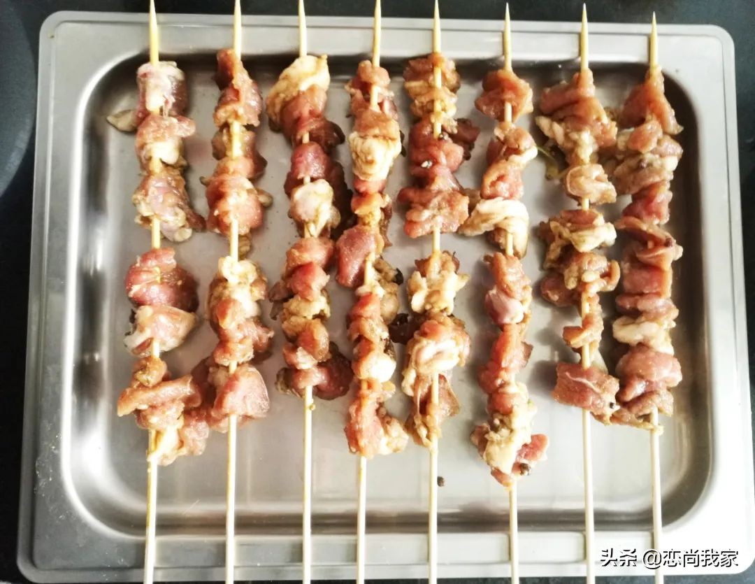 快过年了给家人做什么手工,在家烤羊肉串怎么做没有膻味儿