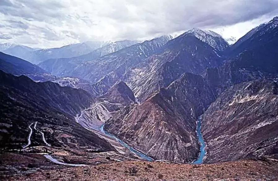 开着宝马x7在上海路上的视频,开着宝马x7进西藏