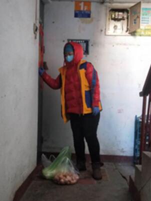 多彩小区成立“代购队”居民线上下单家门口取货