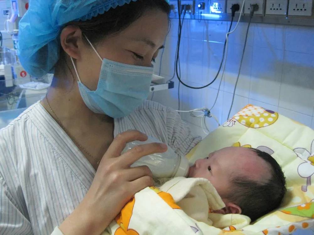 一例极低体重早产儿的个案护理,低体重新生儿还在住院