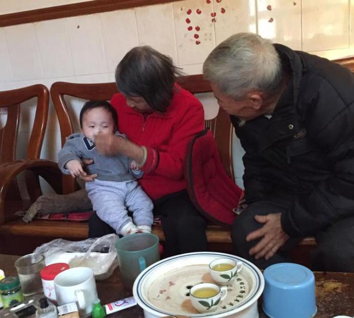 老人对孩子溺爱怎么处理,老人对孩子的溺爱令人发指