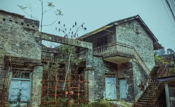 重庆大山里的荒废大楼,重庆废弃建筑群