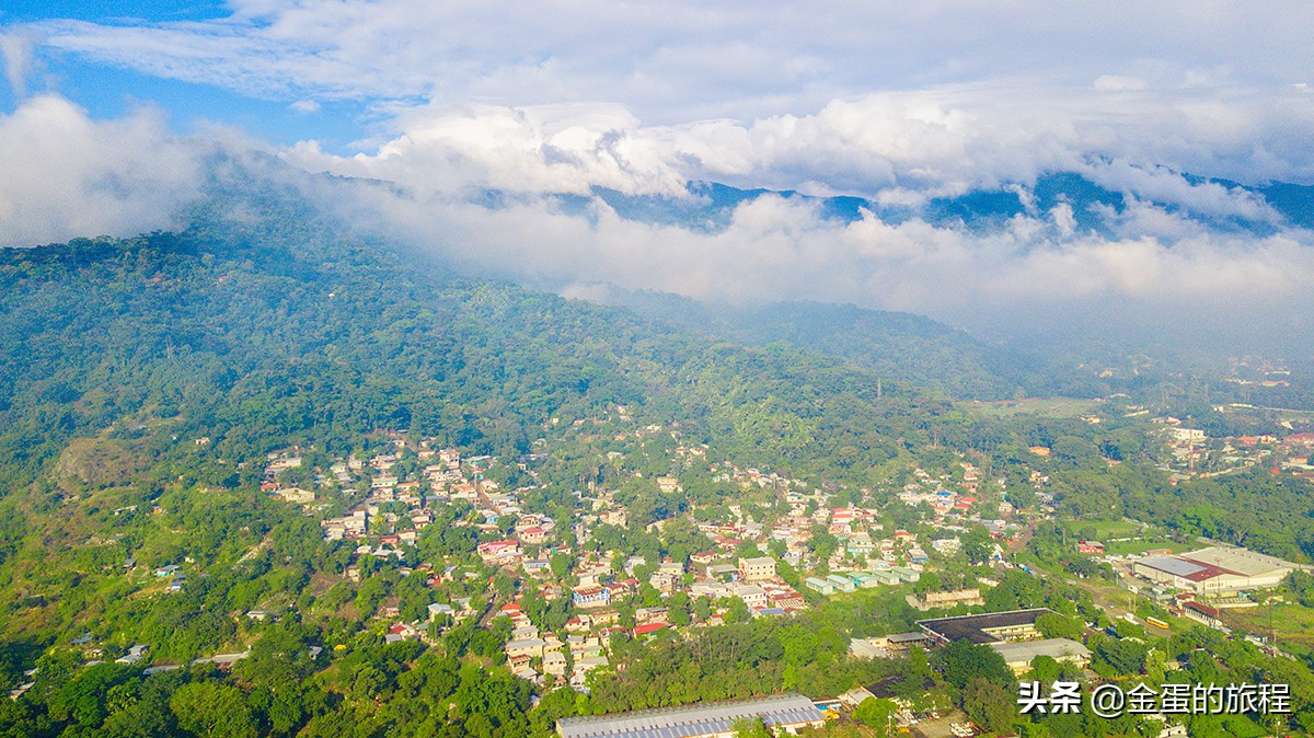 这里的肯德基加装防暴钢窗，保安用AK-47看店，此时此刻就在美洲