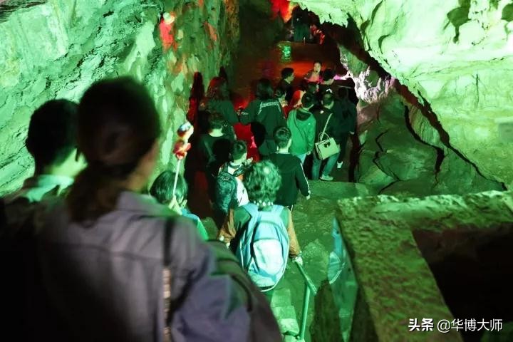 南京外国语学校师生家长一行欢聚华博紫砂园园主熊正根热情接待！