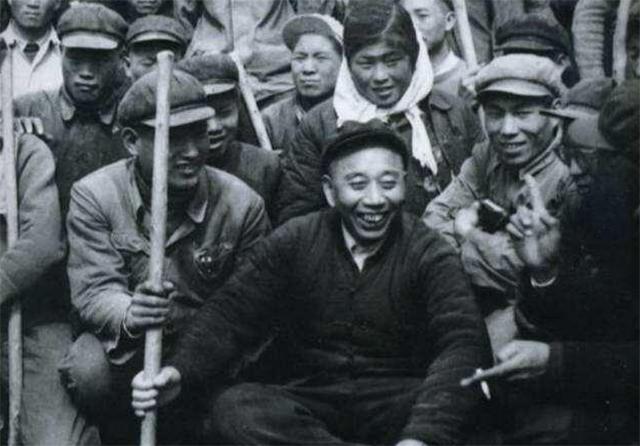 *震王**偷吃一块锅巴，被炊事员拍一锅铲，笑道：这买卖很划算