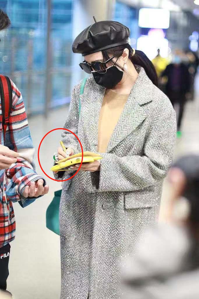 范冰冰还在卖二手货？六折促销还余百件，贴身衣物破旧脏乱售高价