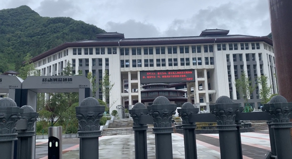 贫困县7.1亿建豪华中学评论,陕西一脱贫县花7亿建豪华中学