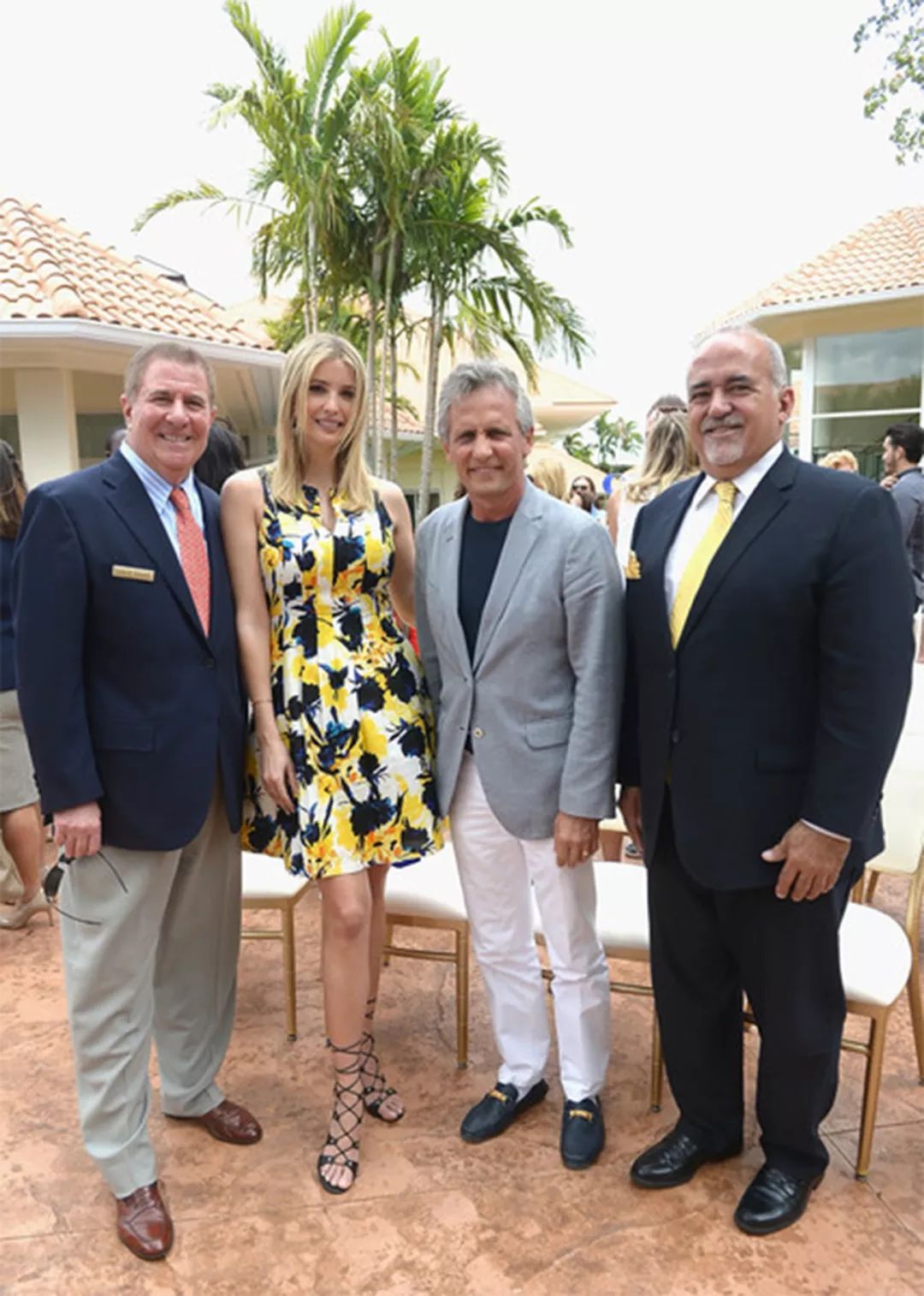 伊万卡改衣服,邓文迪和特朗普女儿伊万卡的合影