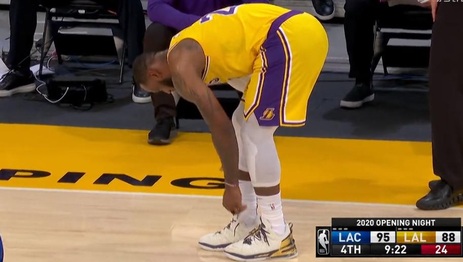 詹姆斯脚踝扭伤没事吧,巅峰詹姆斯崴脚后系鞋带