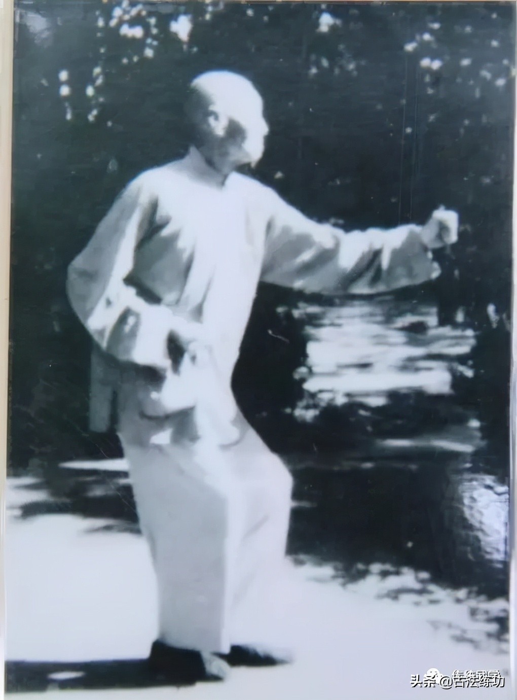 这个功法能增加功力,“刹腰挂肘”,仔细揣摩多体会