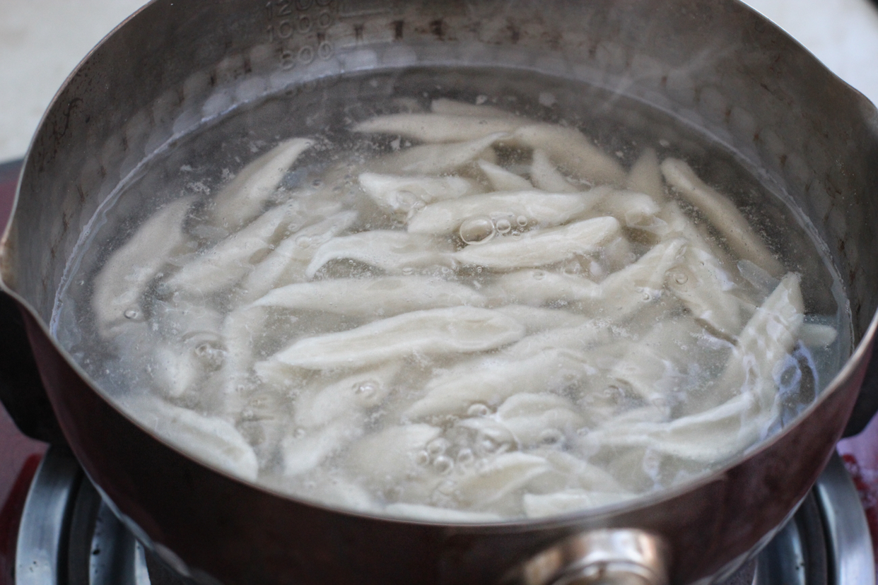 用面粉做面条面团软一点还是硬,面粉揉不成团很粘能发酵吗